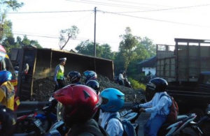 Jombang-Surabaya Macet, Truk Pasir Terguling