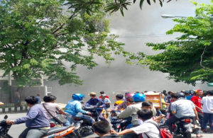 Rumah Terbakar, Jadi Pusat Perhatian