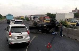 Pick Up Terbalik Di Tol Gresik
