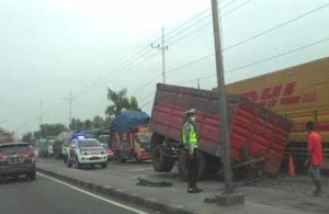 Evakuasi Gendengan Truk Lepas Ban