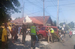 Warga Bantu Evakuasi Kecelakaan