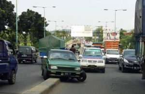 Sedan Tabrak Pembatas Jalan di Lawang