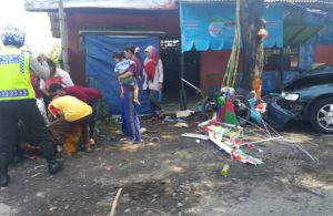 Sedan Tabrak Penjual Es Tebu