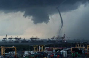 Pusaran Angin dan Awan CB di Perairan Utara Surabaya