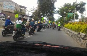 Rombongan Pekerja Melintas di Sukomanunggal