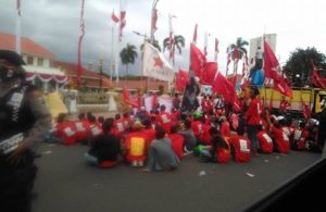 Bertahan Sampaikan Aspirasi