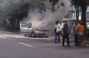 Mobil Terbakar di JL Tapak Siring