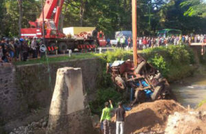Proses Evakuasi Truk Masuk Sungai di Purwodadi