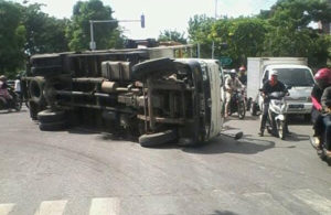 Truk Terguling di Simpang 3 MERR – Kenjeran