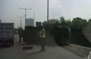 Mobil Box Terguling di Tol Waru-Perak