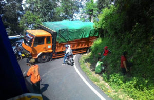 Truk Masuk Parit, Alas Kumitir Macet