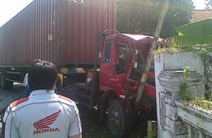 Akibat Selip, Tabrak Tiang Listrik