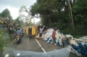Truk Muat Knalpot Terguling, Lalu Lintas Malang – Kediri Macet