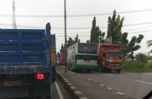 Macet di Lamongan, Sopir Bus Nekat Lawan Arus