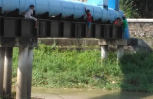 Berbahaya! 5 Anak Kecil Bermain di Pipa Saluran