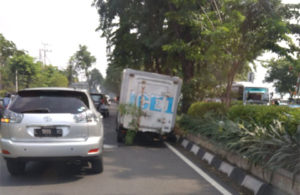 Mobil Box Bermaslah, Hambat Laju Kendaraan