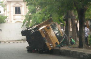 Truk Terguling di Kawasan Brebek Industri