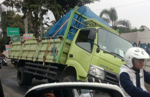 As Truk Patah Hambat Laju Kendaraan