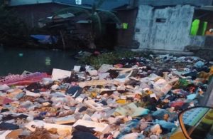 Sampah di Jembatan Wedoro