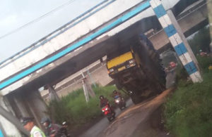 Truk Tersangkut di Jembatan Pagerluyung Gedeg