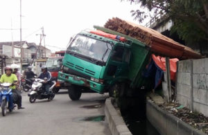 Terperosok di Bawah Jembatan Tol Tambak Mayor