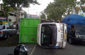 Truk Muat Pasir Terguling, Hambat Laju Kendaraan