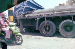 Truk Bermuatan Asbes Terperosok