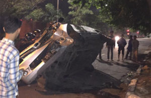 Sopir Mengantuk, Mobil Muat 5 Orang Terguling