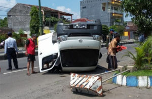 Mobil Pick Up Terguling di Kawasan Terminal Caruban