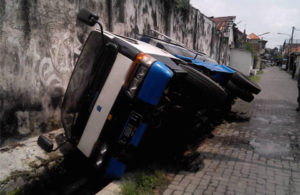 Truk Terperosok ke Selokan