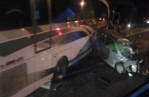 Kecelakaan Frontal Bus Pariwisata vs Mobil