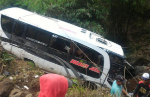 Proses Evakuasi Truk Bus Solaris