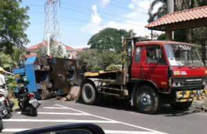 Alat Berat Terguling di kawasan Citraland