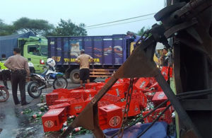 Truk Gandeng Muat Bir Terguling di Jalur Lamongan-Gresik