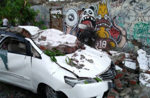 Tembok Pabrik Runtuh Timpa Sebuah Mobil
