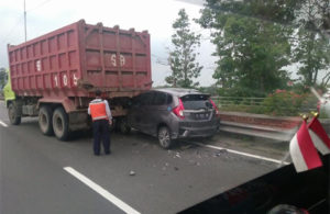 Mobil Jazz Tabrak Dump Truk di Tol Sidoarjo-Porong