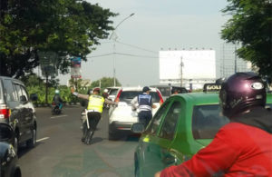 Petugas Satlantas dan Dishub Bantu Dorong Mobil Mogok