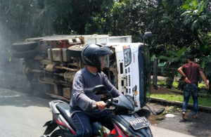 Truk Terguling di Kawasan Markas TNI Singosari
