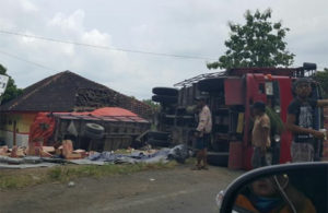 2 Truk Teerguling dan Tabrak Rumah Warga