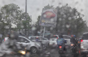 Reklame Roboh di Panjang Jiwo