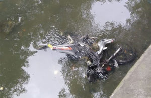 Sepeda Motor Tercebur di Kawasan Gunung Anyar