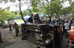 Mobil Avanza Terguling di Kawasan Masjid Al-Akbar, Surabaya