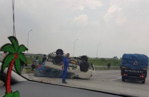 Mobil Pick Up Terbalik di Tol Pandaan-Gempol