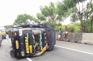 Truk Terguling di Tol Tandes arah Romokalisari