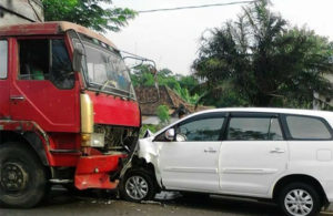 Diduga Sopir Mengantuk, Sebuah Mobil Menabrak Truk