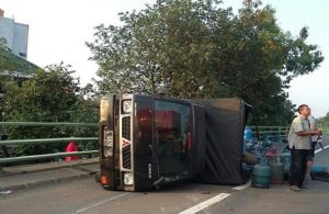 Pick Up Muat LPG Terguling di Tol