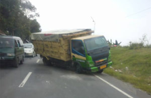 Ban Truk Pecah di Mojokerto
