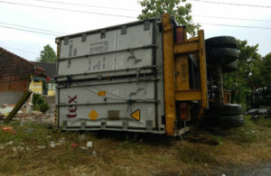 Truk Kontainer Terguling di Hutan Baluran
