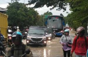 Banjir Menggenang Kawasan Mayjend Sungkono Gresik