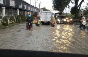 Depan Kampus Unversitas Wijaya Putra Banjir
